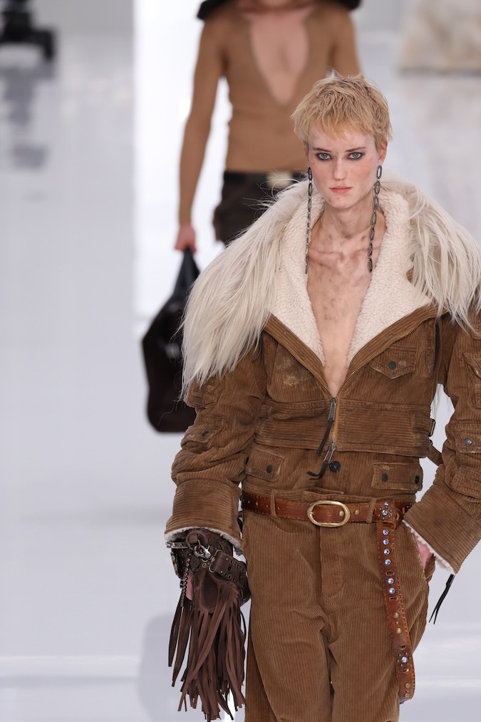 Una modelo camina por la pasarela del desfile de Dsquared2 en Milan Fashion Week Men's FW 2024-2025.