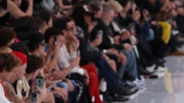 ¿Por qué hay mujeres desfilando en los shows de la Semana de Moda Masculina de Milán y París?