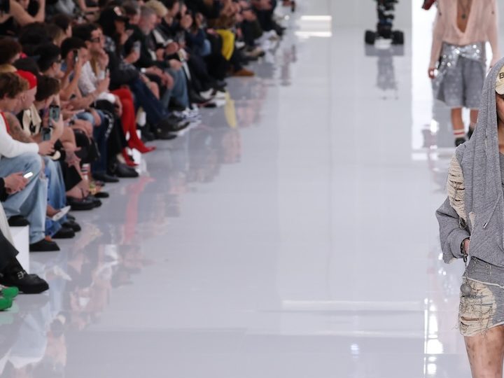 ¿Por qué hay mujeres desfilando en los shows de la Semana de Moda Masculina de Milán y París?