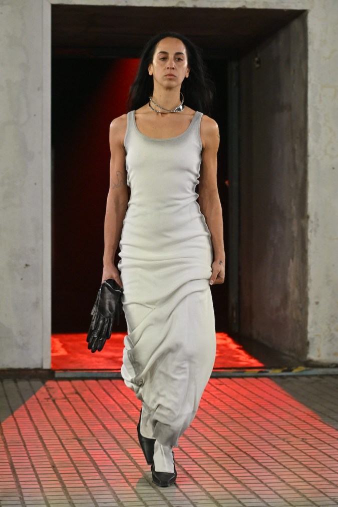 Una modelo camina por la pasarela del desfile de Jordanluca en Milan Fashion Week Men's FW 2024-2025.