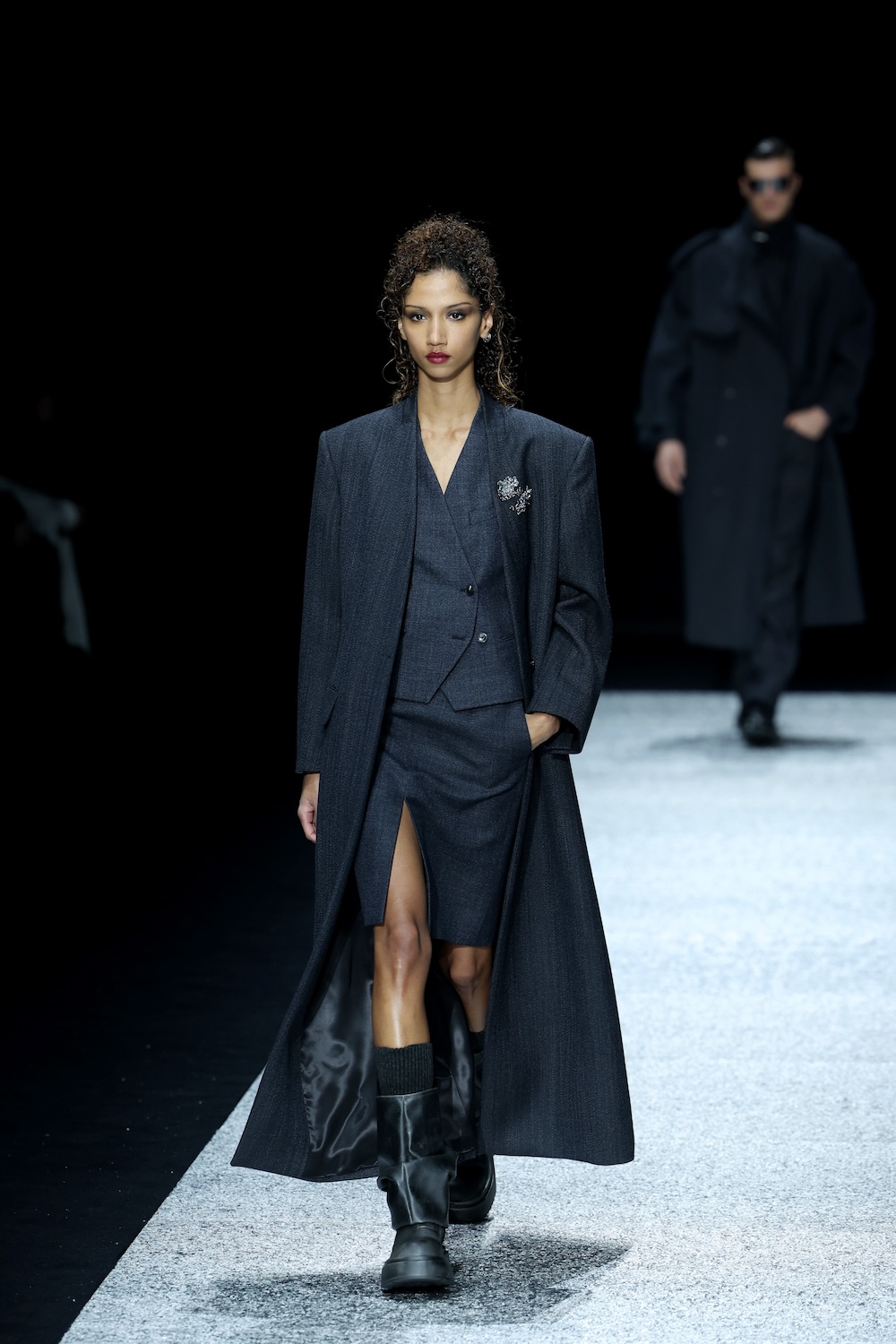 Una modelo camina por la pasarela del desfile de Emporio Armani en Milan Fashion Week Men's FW 2024-2025.