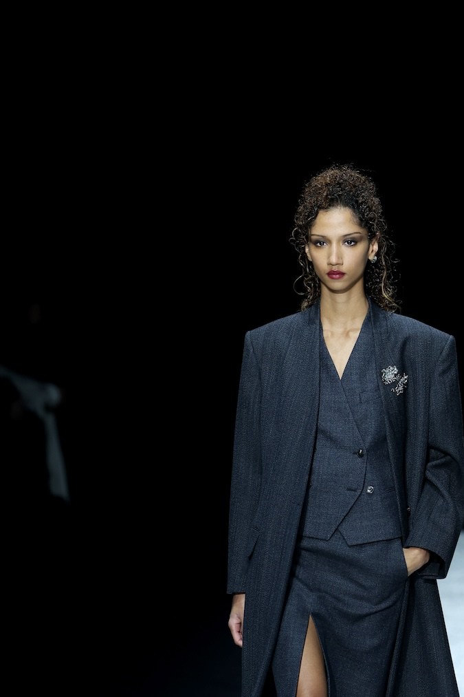 Una modelo camina por la pasarela del desfile de Emporio Armani en Milan Fashion Week Men's FW 2024-2025.