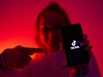 Por qué TikTok retirará canciones de Bad Bunny, Taylor Swift, Rosalía y cientos de artistas más