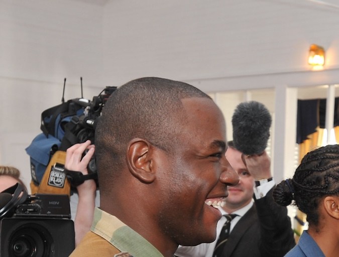 El príncipe Harry saluda a un cadete en formación de Sandhurst, durante su visita al campamento Up-Park en Kingston, Jamaica en marzo de 2012.