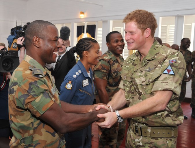 El príncipe Harry saluda a un cadete en formación de Sandhurst, durante su visita al campamento Up-Park en Kingston, Jamaica en marzo de 2012.