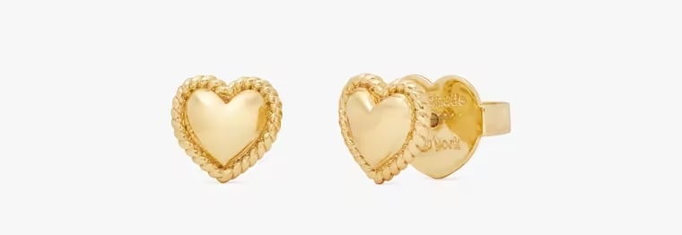 Mini aretes de corazón de Kate Spade.