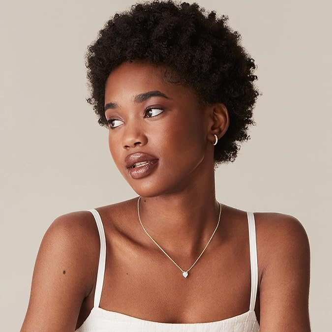 Collar con pendiente de corazón de PAVOI de venta en Amazon.