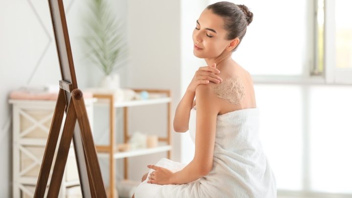 Restaura la piel seca del cuerpo por el invierno con este exfoliante viral de Avène