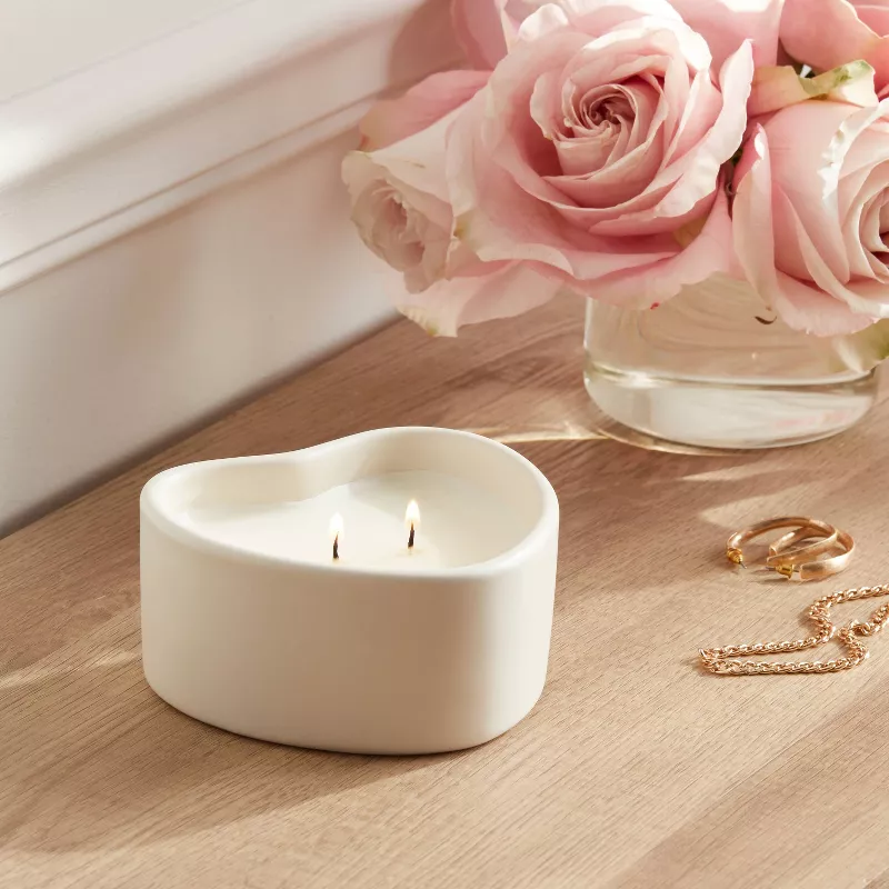 Ceramic Heart Shaped Candle de Threshold de venta en Target.