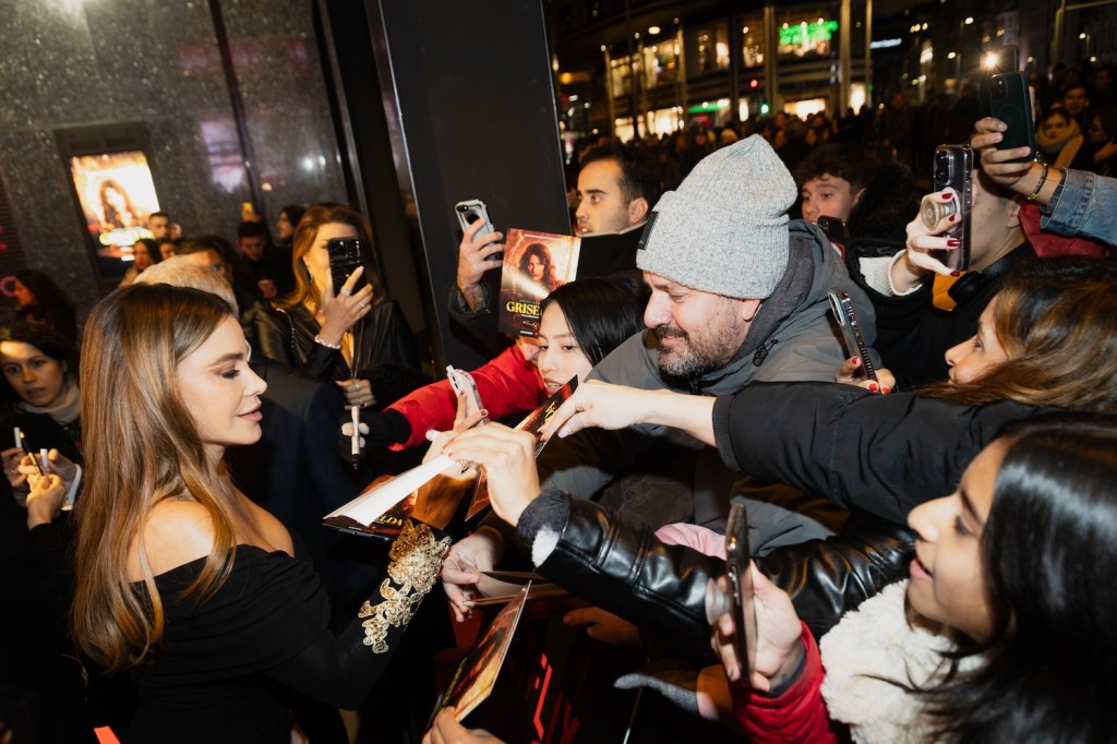 Sofía Vergara firmando autógrafos afuera del Cine Callao en Madrid, España el 9 de enero de 2024.