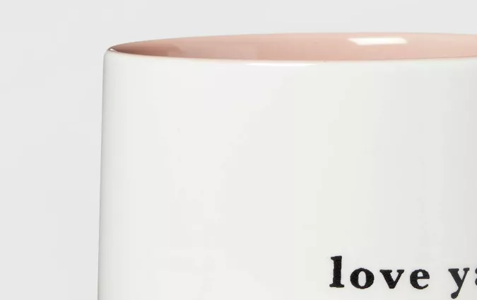 Taza con mensaje de Threshold de venta en Target.