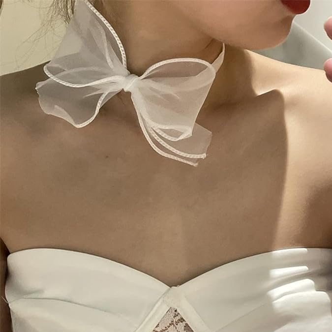 Collar con moño de Bethynas de venta en Amazon.