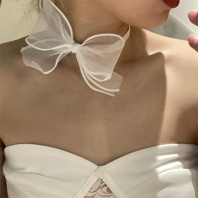 Collar con moño de Bethynas de venta en Amazon.