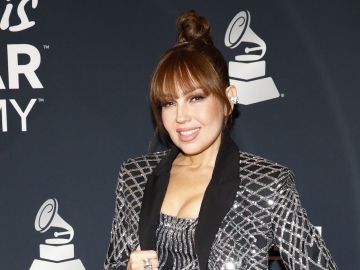 Thalía presenta un nuevo look con el estilo "Mob Wife" o esposa de la mafia.