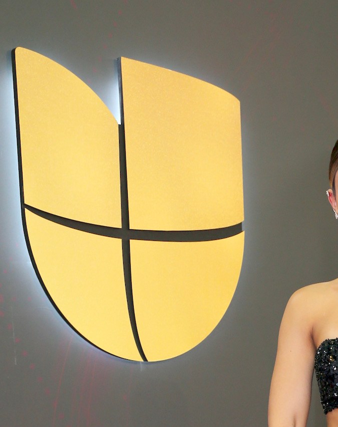 Clarissa Molina luce un conjunto brillante en color negro.