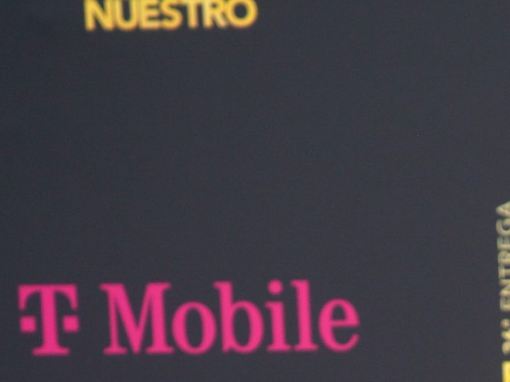 Adamari López destaca con un vestido de diseñador en Premio Lo Nuestro.