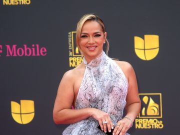 Adamari López destaca con un vestido de diseñador en Premio Lo Nuestro.