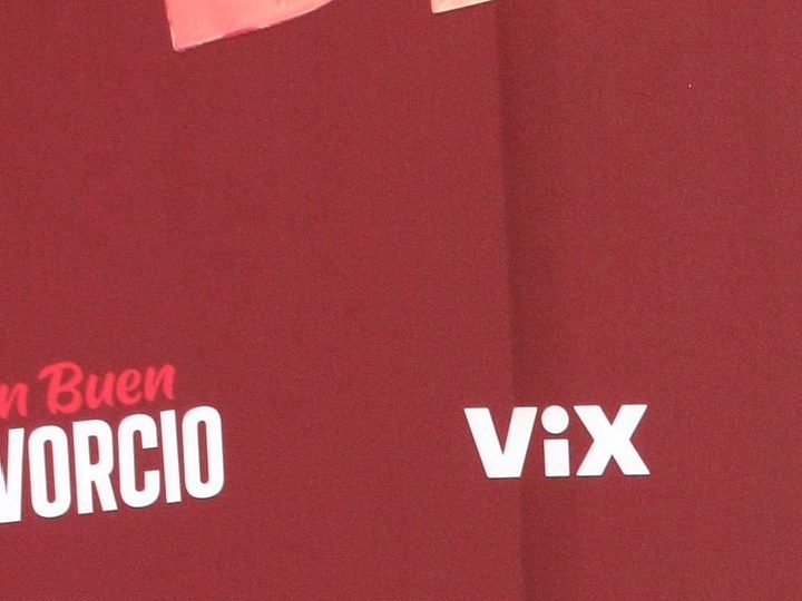 Esmeralda Pimentel acude al estreno de "Un Buen Divorcio" con un llamativo look.
