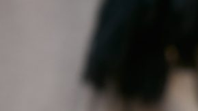 Mujer posa con un bolso amarillo de Valentino antes del desfile de Cristiano Burani en Milan Fashion Week 2016.