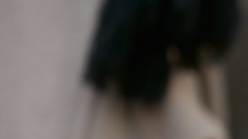 Mujer posa con un bolso amarillo de Valentino antes del desfile de Cristiano Burani en Milan Fashion Week 2016.