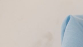 Mujer acostada en el piso con un choker de perlas en tendencia.