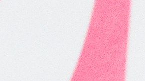 Ariana Grande combina el estampado del calzado con su look en tendencia.