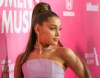 Ariana Grande combina el estampado del calzado con su look en tendencia.