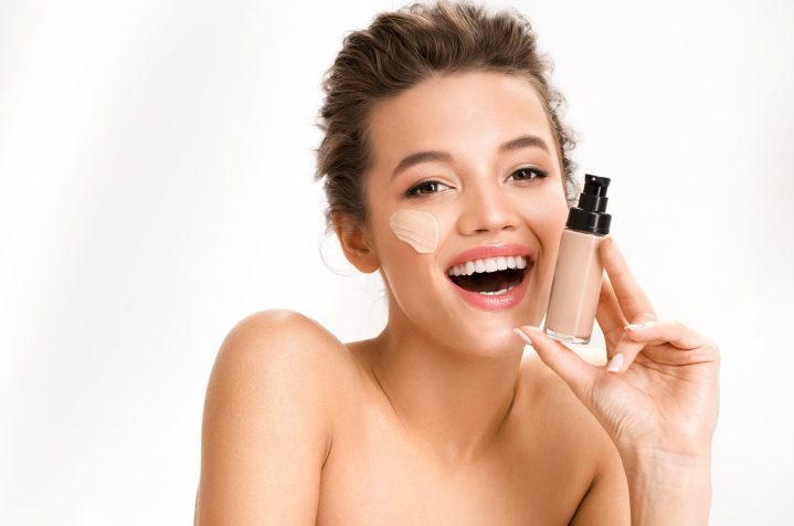 Cuida tu piel grasa al usar bases de maquillaje adecuadas para tu rostro.