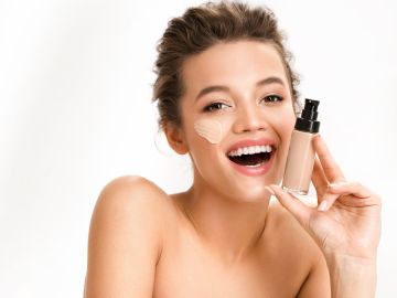 Cuida tu piel grasa al usar bases de maquillaje adecuadas para tu rostro.