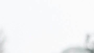 Mujer rubia usando una camisa oversized, una de las prendas básicas del guardarropa que no pasa de moda.