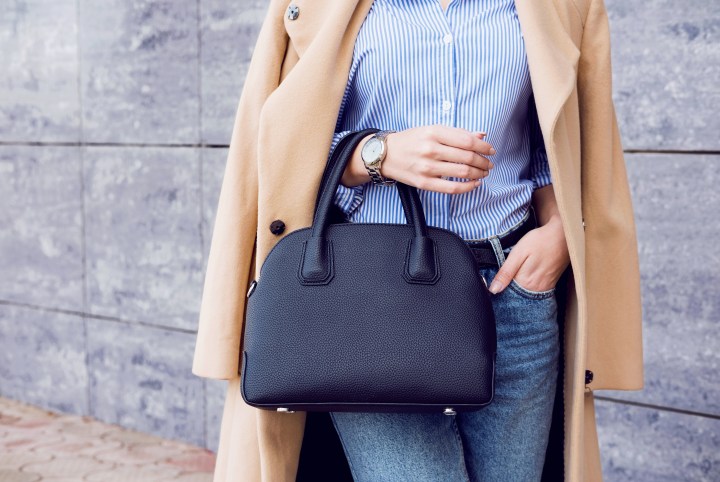 Las carteras son el accesorios ideal para complementar los looks de oficina.