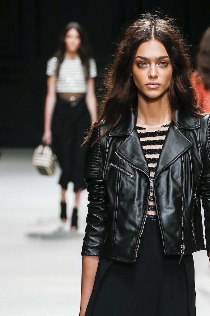 Modelo en la pasarela de Elisabetta Franchi con una chamarra de piel tipo biker.