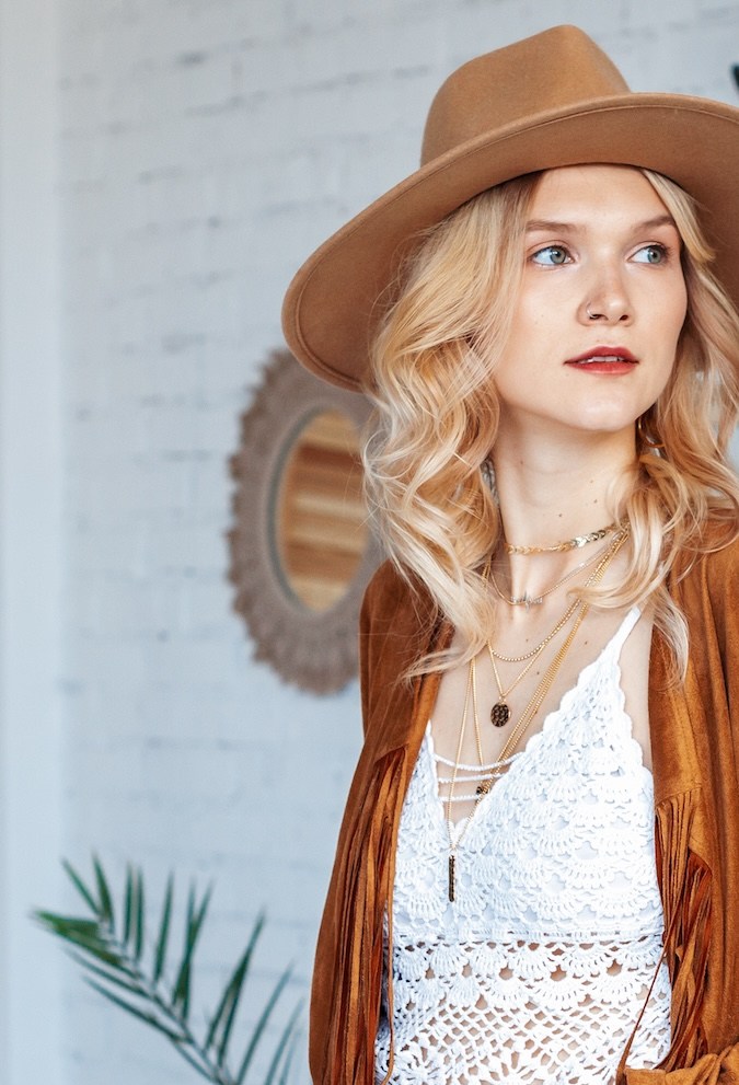 Las chaquetas de piel tipo western son uno de los estilos más populares del verano.