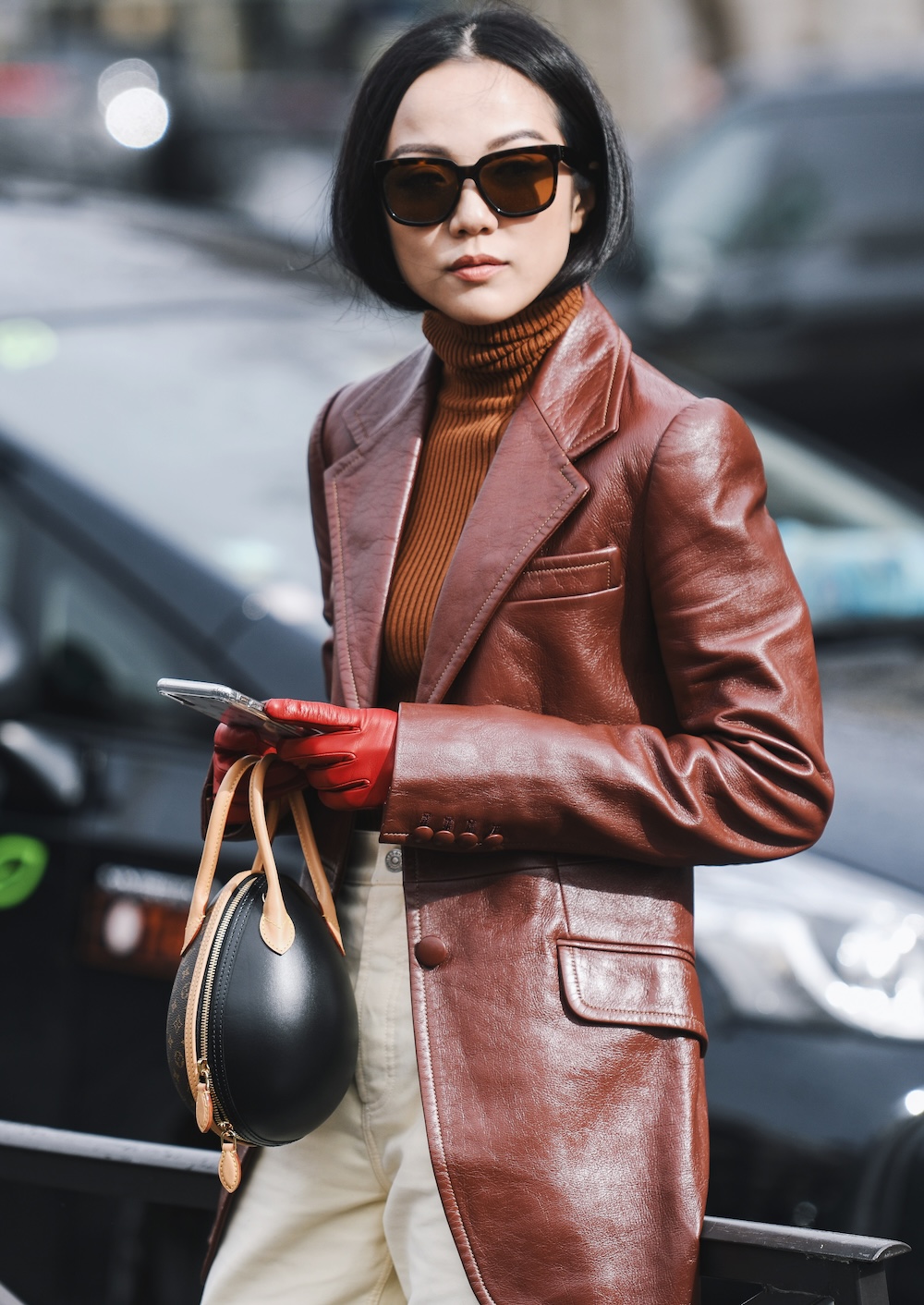 Yoyo Cao en Paris Fashion Week usando un blazer de piel.