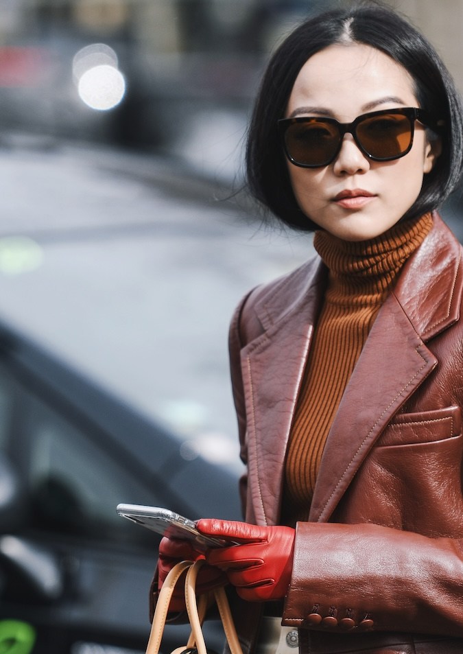 Yoyo Cao en Paris Fashion Week usando un blazer de piel.