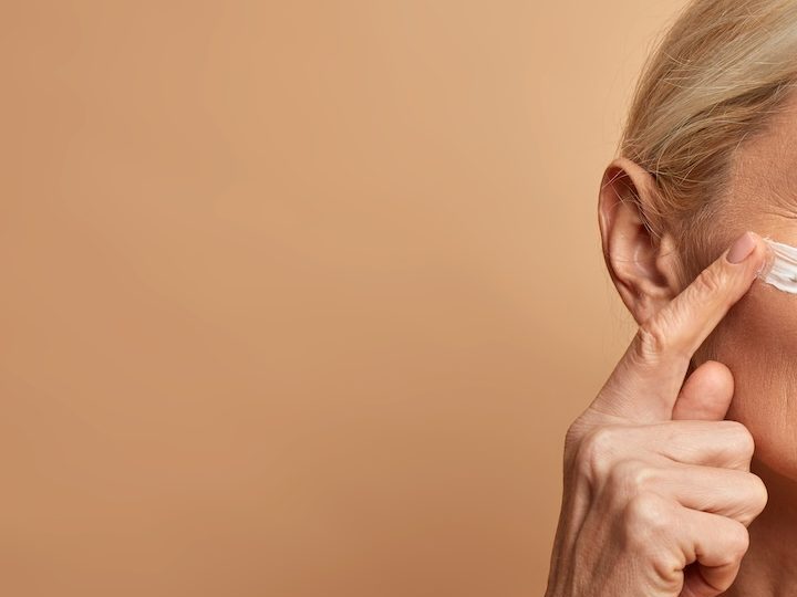 Conoce la crema viral antiedad de $9 dólares que las compradoras usan para rejuvenecer la piel
