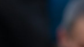 Victoria Beckham lanza un beso en la alfombra roja de la premier de 'Cafe Society' en Cannes.