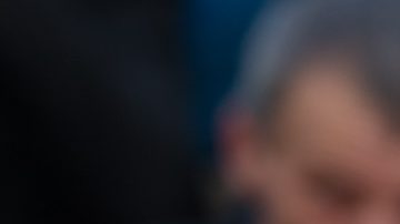 Victoria Beckham lanza un beso en la alfombra roja de la premier de 'Cafe Society' en Cannes.