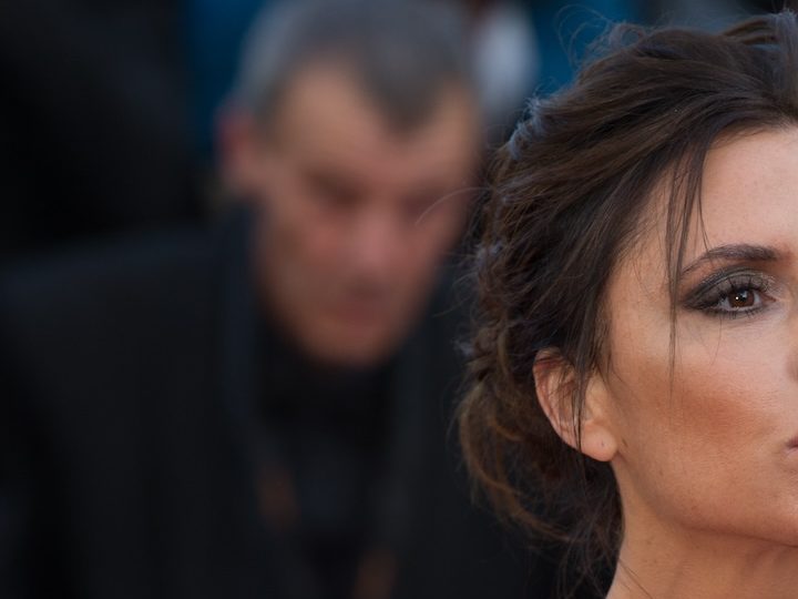 Victoria Beckham lanza un beso en la alfombra roja de la premier de 'Cafe Society' en Cannes.