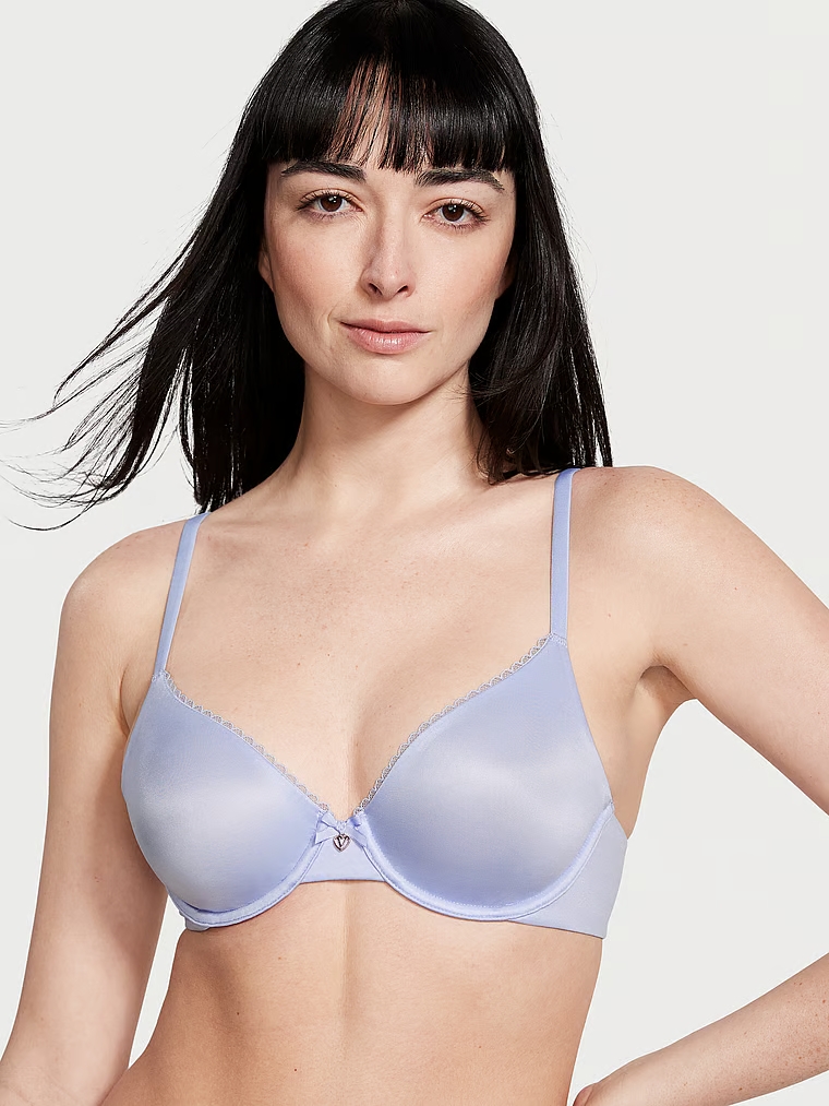 Modelo lleva el Invisible Lift Unlined Smooth Demi Bra de la colección Body by Victoria de Victoria’s Secret en color Blue Crescent.