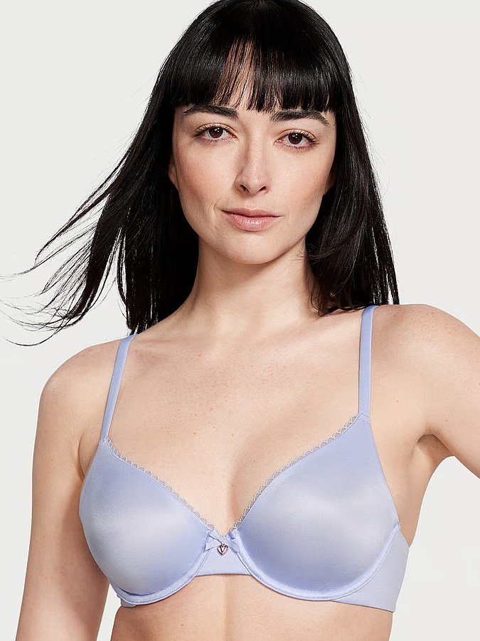 Modelo lleva el Invisible Lift Unlined Smooth Demi Bra de la colección Body by Victoria de Victoria’s Secret en color Blue Crescent.