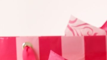 Conjunto de bolsas de compra de Victoria's Secret con los estampados más conocidos de la marca.