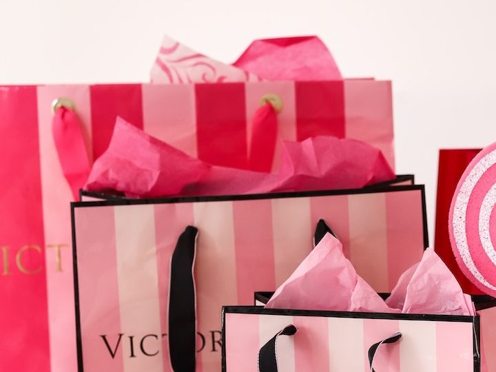 Conjunto de bolsas de compra de Victoria's Secret con los estampados más conocidos de la marca.