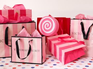 Conjunto de bolsas de compra de Victoria's Secret con los estampados más conocidos de la marca.