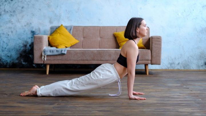 Consigue unos populares pantalones deportivos de pierna ancha en Amazon desde $11 dólares