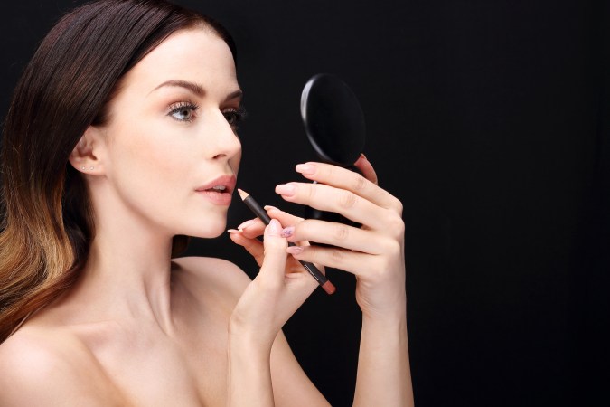 Incluye los correctores en tu rutina de labios para hacerlos lucir más voluminosos.