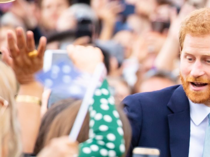El príncipe Harry y Meghan Markle saludando al público en Melbourne, Australia.