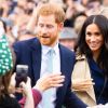 El príncipe Harry y Meghan Markle saludando al público en Melbourne, Australia.