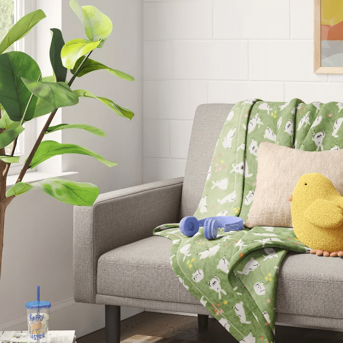 Cojín decorativo en forma de pollito de Room Essentials de venta en Target.