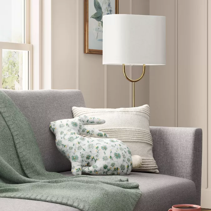 Cojín decorativo en forma de conejo de Room Essentials de venta en Target.